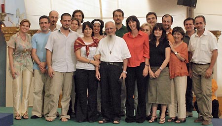 Padre Fulgenzio con alcuni volontari di Anima Universale