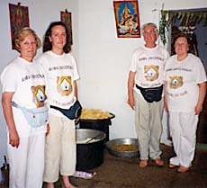 Monaci Ramia in missione con Elide Casarin, mamma di Swami Roberto