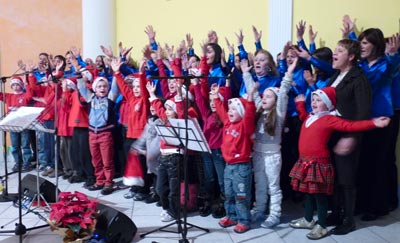 Il Coro Ramirico con i bimbi a Poggiana Il Coro Ramirico con i bimbi a Poggiana