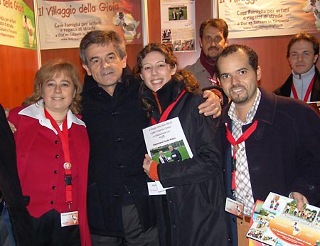 L’On. Sergio Chiamparino con i meravigliosi volontari di Anima Universale al Mercatino di Natale 2007