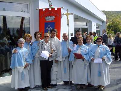 Gabriella Chitti con il parroco Don Giorgio e la confraternita di Poggio Picenze
