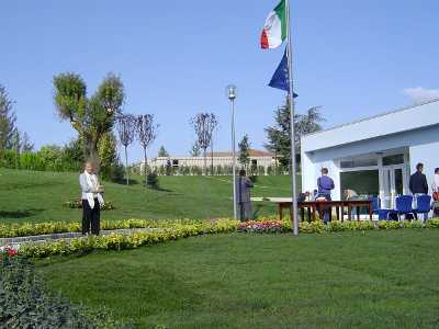 Il grande parco per i giochi dei bimbi donato da Anima Universale