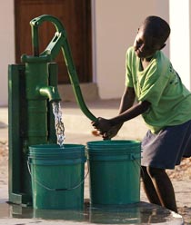Bimba del Villaggio della Gioia attinge l’acqua alla fontana