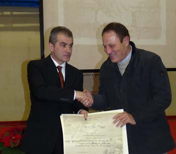 Il Prof. Gianluigi Contarin, Sindaco di Riese Pio X, consegna  a ramia Ennio Favero il riconoscimento per Anima Universale