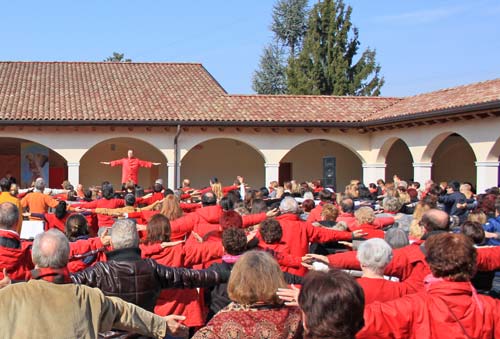 Celebrazione di un sacro mudrā al darshan di Swami Roberto Celebrazione di un sacro mudrā al darshan di Swami Roberto