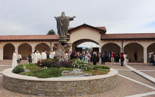 L’arrivo degli studiosi nel Monastero di Anima Universale L’arrivo degli studiosi